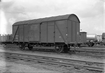 806661 Afbeelding van de gesloten goederenwagen nr. NS 13823 van de N.S. voor het vervoer van los gestort graan.